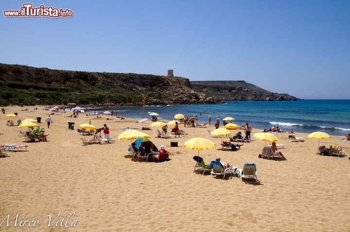 Golden Bay la famosa spiaggia di Malta - la sua celabrità e dovuta alla struttura di classe che è stata costruite appena a nord della spaiggia: parliamo ovviamente del  Radisson Blu Resort a 5 stelle di Golden Sands, che sfrutta la presenza di una delle spiagge più grandi di malta, sopratutto tra le più estese in larghezza. Il nome ci dice che siamo in presenza di magnifiche sabbie dorate.