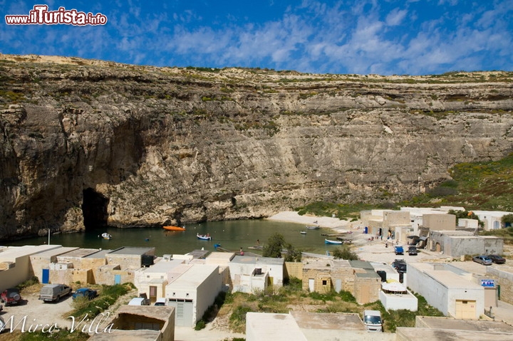 Mare interno a Dwejra, isola di Gozo - E' sicuramente una delle baie più raccolte dell'arcipelago di Malta: la Dwejra Bay è una specie di cratere di rocce, aperto al mare in due stretti passaggi che separano la piccola isola di iL-Gebla tal-General dal resto della costa di Gozo. Ci troviamo appena ad ovest del borgo di San Lawrenz