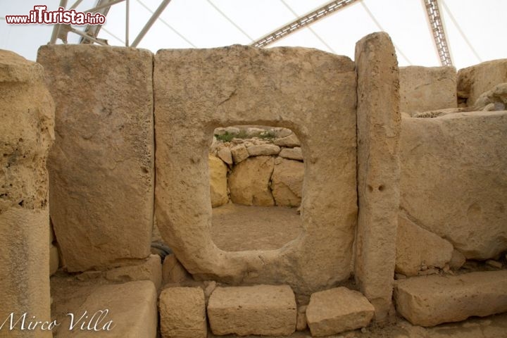 Hagar Qim, sito archeologico a Malta - Siamo a Malta, lungo la porzione più meridionale di tutto l'arcipelago., e qui troviamo uno dei siti più interesanti di tutti, con il Tempio di Hagar Qim. Il complesso megalitico assieme a Ggaantija, Mnajdra, Ta'Hagrat, Skorba e Tarxien fa parte dei Patrimoni Unesco.