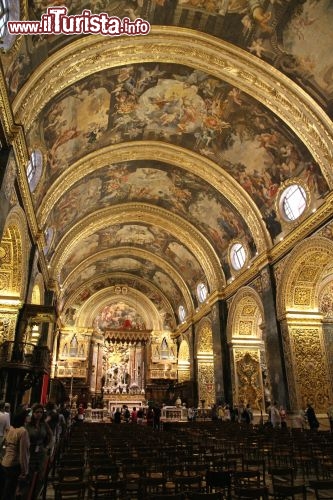 Navata centrale, Concattedrale San Giovanni, La Valletta - La chiesa più importante della capitale di Malta, presenta una grande navata centrale, lunga 53 metri e larga15, con ai lati una serie di imponenti cappelle, riccamente stuccate e con affeschi sulla volta che riprendono le fasi della vita del santo martire.