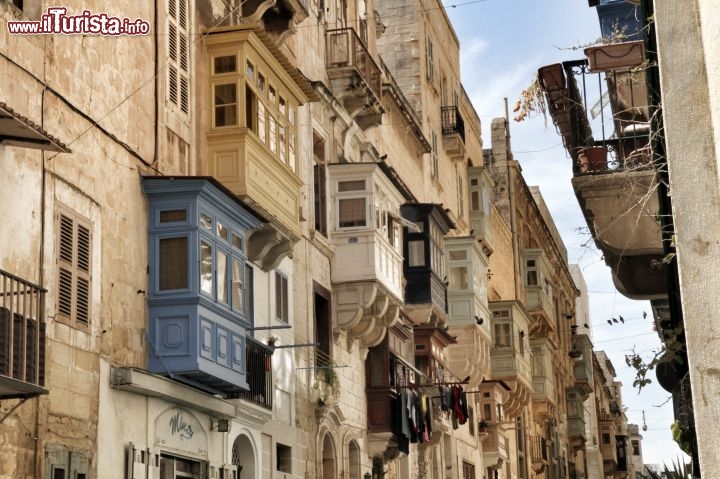 Gallariji a La Valletta, Malta - Questi particolari palazzi presentano delle spettacolari "bovindo" (bow-windows) e si trovano nel centro storico della capitale di Malta, riuscendo a dare un certo movimento alle facciate di case e palazzi.