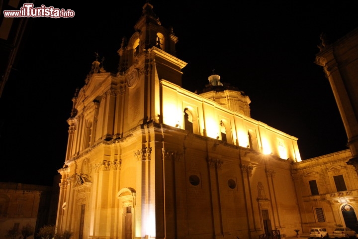 Vista notturna di Mdina la ex capitale di Malta - Cittadina monumentale, ricca di palazzi ed ancora cinta dalla cerchia originaria di fortificazioni saracene, Mdina risulta particolarmente spettacolare di notte, quando i suoi palazzi, le chiese e le vie del centro storico vengono illuminate in modo suggestivo.