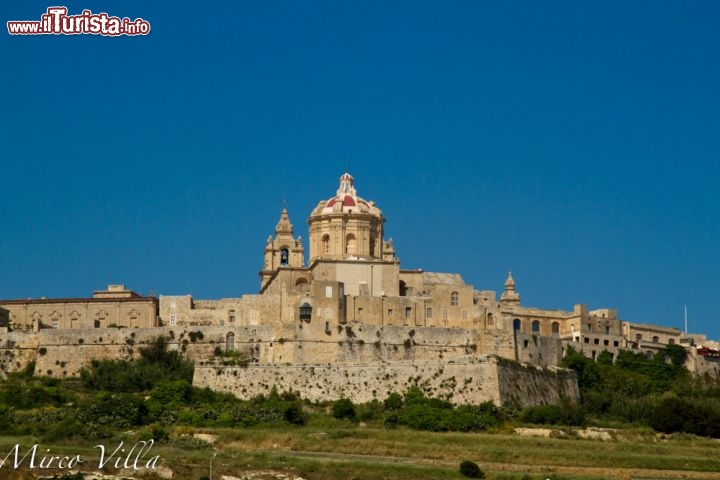 Mdina, la citta fortificata di malta - Vista da fuori, la vecchia capitale di Malta, Mdina,  possiede ancora un aspetto solonne, grazie anche alla sua cerchia di imponenti mura. Si decise dei costruire la nuova capitale, La Valletta, dopo i gravi danni aportati dai turchi durante il Grande Assedio del 1565.