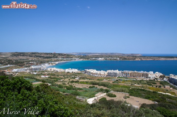 La spettacoalre Mellieha Bay,  isola di Malta - Posta all'estremità nord-occidentale dell'isola principale dell'Arcipelago di Malta, questa profonda insenatura si apre a nord dell'abitato di Mellieha. La baia alla sua estremità possiede uno splendido arenile, diviso in due diverse spiagge, una doppia dell'altra, da una serie di scogli leggermente frastagliati.