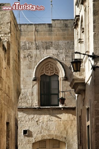 Particolare centro storico di Mdina, Malta - Il nome della città tradisce dei trascorsi arabi, ed infatti furono i Saraceni nel IX secolo dopo Cristo a chiamarla con questo nome. Le architetture che possiamo vedere oggi a Mdina, all'interno della cerchia delle mura arabe, sono in genere più recenti, collegate alla ricostruzione dal terremoto disastroso del 1693, ma non tolgono fascino alle vie signorili di questa antica capitale di Malta.