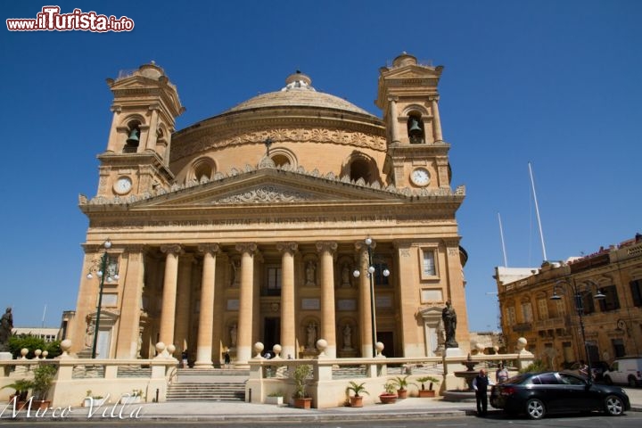 Rotonda Mosta Dome, Malta - E' anche ricordata come la Rotonda di Santa Maria Assunta, e si tratta di una chiesa costruita nel 19° secolo. L'architetto, tal Giorgio Grognet, prese ispirazione dal Pantheon di Roma, come, in modo piuttosto evidente, è sottolineato dalla grande cupola centrale. Mosta si trova al centro dell'Isola di Malta