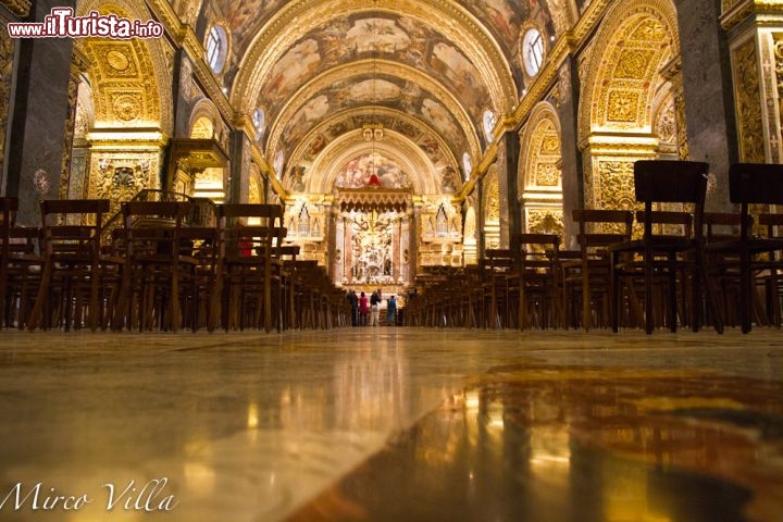 San Giovanni a La Valletta, la  Concattedrale Malta - Una delle cose più belle della chiesa è il particolare pavimento, costellato di lapidi dei Cavalieri Templari, che danno un tocco di mistero aggiuntivo alla chiesa. Oltre alla Croce di Malta le lapidi includono teschi e scheletri in un connubio un pò grottesco.