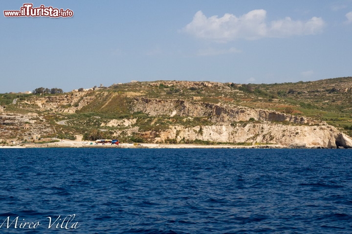 Santa Maria Bay, sull'isola di Comino, Malta - Comino è piccola, quasi minuscola, ma possiede dei veri gioielli per quanto riguarda il mondo sottomarino.  Una baia da non perdere, oltre alla famosissima Blue Lagoon, è la baia di Santa Marija che si trova lungo la costa nord dell'isola. Sul lato opposto allo sperone di roccia del promontorio orintale della baia, si trovano le grotte di Santa Maria.