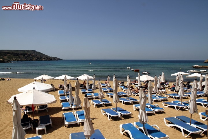 Spiaggia Gold a Malta - La Golden Bay beach si trova lungo la costa settentrionale di Malta nel settore di nord-ovest. A disposizione dei turisti magnifiche sabbie dorate, ma ai lati dell'arenile anche rocce e scogli per chi ama tuffarsi. Non mancano i servizi e le comodità, ma se cercate una esperienza di mare tranquilla e solitaria, per immergersi nella natura, forse Golden beach non è particolarmente adatta.