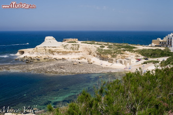 Xwejni Ba, il promontorio roccioso a Gozo,  Malta - E' una piccola baia, ma una grande sorpresa per chi viaggia sulla costa settentrionale di Gozo. Si trova ad appena un chilometro e mezzo ad ovest di Marsalforn, ed è caratterizzata da particolari rocce dsedimentarie, stratificate, di colore chiaro, che amplificano le tinte turchesi delle acque calme.