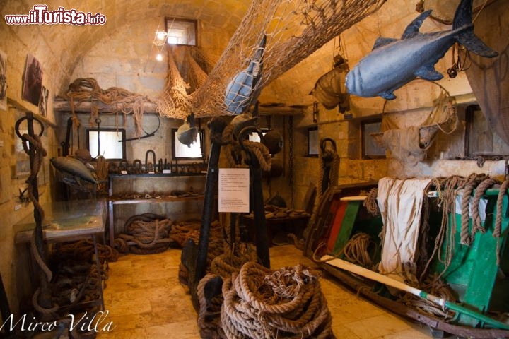 Interno del Museo della Tonnara a Mellieha - Anche qui a Malta, come del resto nella vicina Sicilia,  la tradizione delle tonnare è piuttosto radicata nel popolo maltese. Interessante la visita a questo museo che spiega il valore storico di questa antica pratica di pesca.