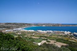 La spettacoalre Mellieha Bay,  isola di ...