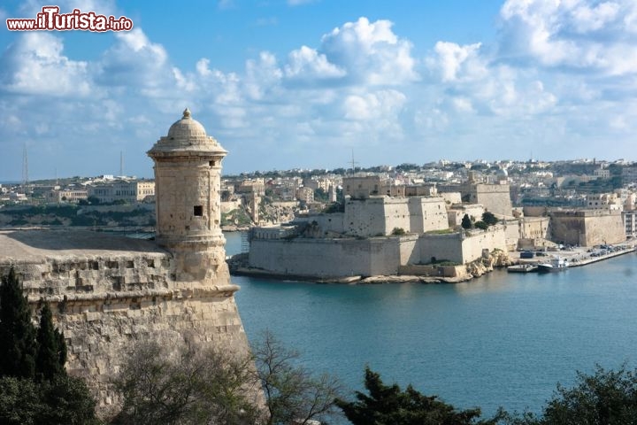Bastioni fortificati a la Valletta, Malta
Le fortificazioni che circondano il centro della capitale di Malta, La Valletta, testimoniano la necessità degli abitanti di proteggersi dai tentativi di conquista dell'isola sferrati dalle diverse popolazioni che si affacciavano sul Mediterraneo. Molte di queste fortezze ospitano oggi importanti musei e regalano una visuale originale sul passato e sul presente della città.  - © ollirg / Shutterstock.com