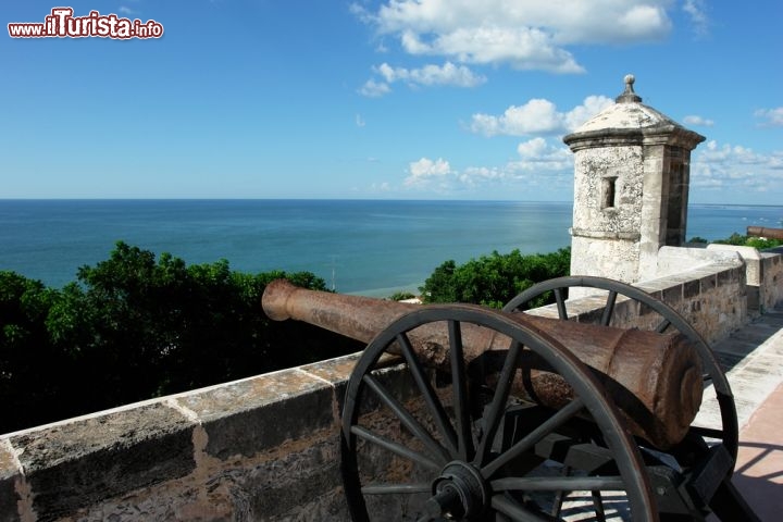 La cittadina fortificata di Campeche, in Messico
Campeche è Patrimonio dell’Umanità dal 1999, e il merito è soprattutto delle sue mura. Affacciata sul Golfo del Messico, dove le scorribande dei pirati erano all’ordine del giorno, la città cominciò a munirsi di fortificazioni nel 1668 e i lavori durarono quasi 20 anni. Il risultato è ancora sotto i nostri occhi, e porta bene i suoi anni: la cinta muraria, lunga 2,5 km e a pianta esagonale, era perfetta per proteggere le merci venute dal mare, quali legno, oro e argento, che facevano gola ai corsari. Antica culla della civiltà Maya, Campeche è un concentrato di siti archeologici, spiagge paradisiache e boschi di mangrovie, e non cistupisce che gli antichi abbiano dedicato tanti sforzi a proteggerla. - © Javier Correa / Shutterstock.com