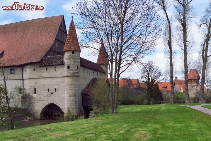 Borgo merlato di Dinkelsbuhl Germania
Si trova in Germania, più precisamente in Baviera, il borgo di Dinkelsbuhl, gioiello medievale della Romantische Strasse. La cinta muraria risale al XIV secolo, ma si è conservata perfettamente: ha ancora le sue 16 torri e le sue 4 porte d’accesso, e nella parte superiore è quasi completamente percorribile a piedi. All’interno i palazzi testimoniano un passato intenso, fatto di periodi prosperi e disavventure, e davanti alla chiesa tardo gotica di St. Georg continua a ripetersi un rito di gusto medievale: ogni sera, alle ore 21, un guardiano notturno vestito di tutto punto inizia il giro di ronda per il centro, accompagnando i turisti nel tour della città.   - © leonardo_da_gressignano / Shutterstock.com