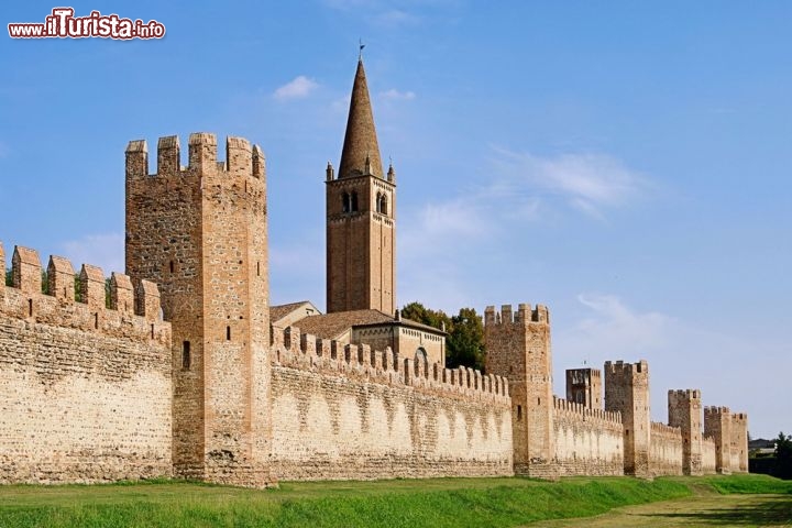 Cerchia muraria di Montagnana in Veneto
Questo gioiello medievale è forse meglio conosciuto all'estero che in Italia, ma è un peccato perchè la sua cerchia di mura è forse una delle meglio conservate di tutta Europa. In totale i bastioni cingono il piccolo centro con un perimetro di circa 2 km, elevandosi ad una altezza media di 7-8 metri. Il muro perimetrale possiede uno spessore di circa 1 metro, completo di una merlatura in stile Guelfo. Ogni 60 metri circa si eleva poi una torre di difesa, che si eleva di una decina di metri al di sopra delle mura. A Montagnana si contano in totale 24 torri. Non mancava il fossato, adesso trasformato in un semplice avvallamento con un larghezza di poco superiore ai 30 metri. Montagnana si trova in Veneto, vicino ai Colli Euganei, non lontano da Este. - © LianeM / Shutterstock.com