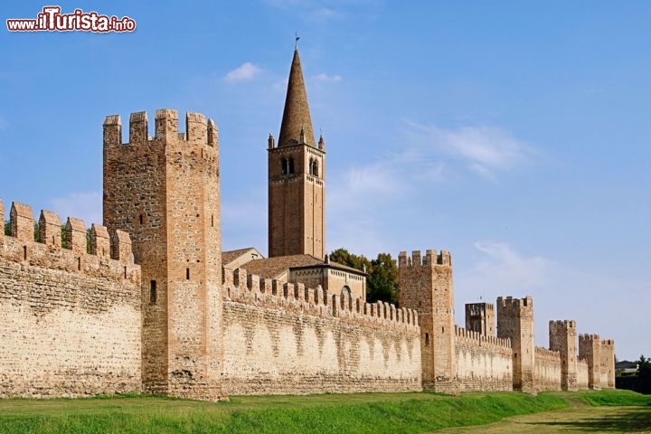 Cerchia muraria di Montagnana in Veneto
Questo gioiello medievale è forse meglio conosciuto all'estero che in Italia, ma è un peccato perchè la sua cerchia di mura è forse una delle meglio conservate di tutta Europa. In totale i bastioni cingono il piccolo centro con un perimetro di circa 2 km, elevandosi ad una altezza media di 7-8 metri. Il muro perimetrale possiede uno spessore di circa 1 metro, completo di una merlatura in stile Guelfo. Ogni 60 metri circa si eleva poi una torre di difesa, che si eleva di una decina di metri al di sopra delle mura. A Montagnana si contano in totale 24 torri. Non mancava il fossato, adesso trasformato in un semplice avvallamento con un larghezza di poco superiore ai 30 metri. Montagnana si trova in Veneto, vicino ai Colli Euganei, non lontano da Este. - © LianeM / Shutterstock.com