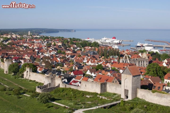 La cerchia muraria di Visby, isola di Gotland (Svezia)
Quando si parla di città murate non è così scontato pensare alla Scandinavia, eppure, sull'isola di Gotland, in Svezia, sorge una città medievale splendidamente conservata: Visby  - © Niar / Shutterstock.com