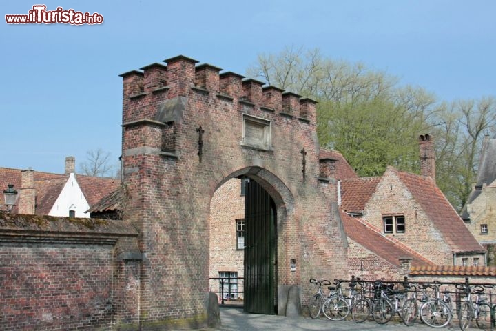 Cinta muraria di Bruges, Belgio
Tra i centri medievali meglio conservati d’Europa c’è Bruges, in Belgio, con le sue case dai tetti a punta che si specchiano nei canali. Le circondava una bella cinta muraria, in parte sopravvissuta, costellata di mulini a vento per la macinazione dei cereali: ancora oggi si possono visitare il settecentesco mulino Sint-Janshuismolen e il vicino Koeleweimolen, rimessi in funzione nelle occasioni speciali e corredati di piccoli musei. Le prime fortificazioni risalgono al I secolo a.C. ad opera di Giulio Cesare, ma vennero rinforzate nel IX secolo da Baldovino I, conte delle Fiandre, per contrastare le invasioni dei vichinghi. Nuove mura e nuovi canali furono realizzati nella prima metà del XII secolo, dopo che Bruges aveva ottenuto lo status di città nel 1128. La proclamazione a Patrimonio dell’Umanità è giunta nel 2000: a mantenere lo splendore di Bruges fino ad allora sono state, almeno per qualche secolo, proprio le sue mura. - © Vera Kalyuzhnaya / Shutterstock.com