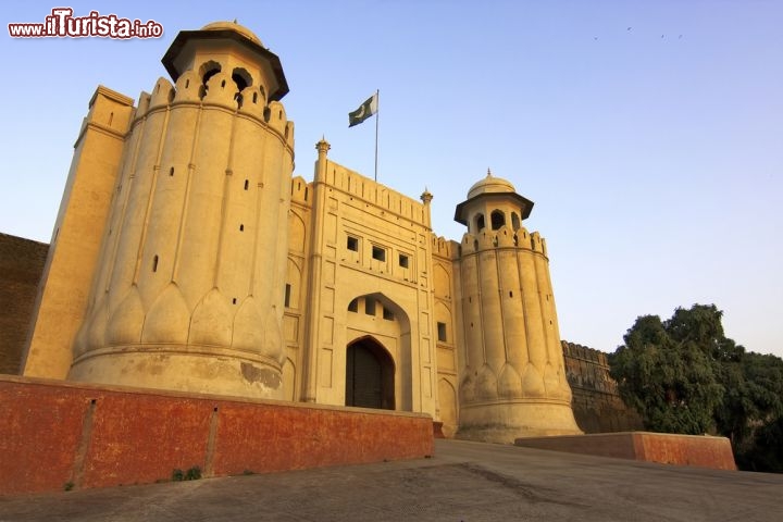 La città murata di Lahore, Pakistan
il cuore storico cittadino si trova nella parte nord della città moderna, l'attuale capitale della regione del Punjab, nel Pakistan dell'est. All'interno delle mura di Lahore è possibile visitare moschee e fortezze di grande bellezza. - © bluelake / Shutterstock.com