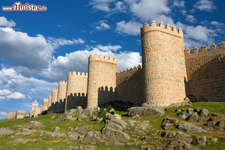 Cinta muraria di Avila in Spagna
Avila si trova a circa 120 km a nord ovest di Madrid, tra le montagne, ad oltre 1.100 metri di altitudine: è un patrimonio mondiale dell'UNESCO, e con buona ragione, dato che la città rimane completamente avvolta in una cerchia di mura, ben conservate, costruite nel 1090 utilizzando delle rocce di granito. Tutte intorno alla città della Spagna si possono contare ben 88 torri e nove porte, che stringono il centro storico con un colpo d'occhio sublime. Superata questa possente schiera di bastioni, si possono scoprire parecchi siti interessanti, specialmente quelli religiosi, tra cui spiccano la Cattedrale di Avila e la Basilica de San Vicente. Santa Teresa d'Avila nacque proprio qui, nel 1515 e da allora viene onorata ogni ottobre con una festa solenne.- © Natalia Pushchina / Shutterstock.com