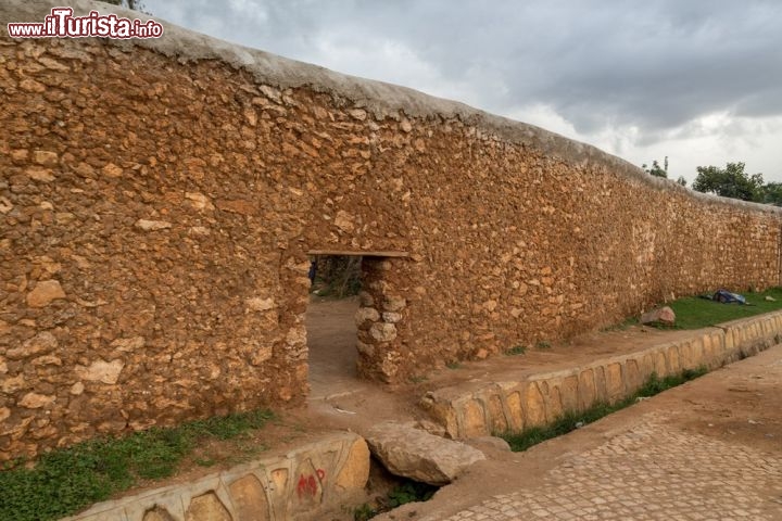 Cinta muraria di Harar Jugol in Etiopia
Nel corso della sua storia la città di Harar ha svolto un ruolo di primo piano nei commerci tra l’Africa e la regione arabica. Questa sorprendente città dell’Etiopia, all’interno delle sue mura che risalgono al 16° secolo, conserva alcune delle moschee ritenute più affascinanti dell'intero continente africano. - © Dereje / Shutterstock.com