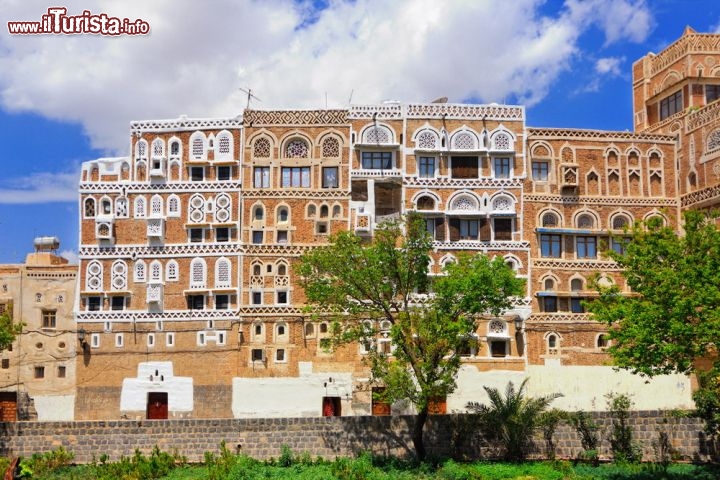 La città  fortificata di San'a' nello Yemen
La capitale dello Yemen, già capitale dello Yemen del Nord, è tra i siti Patrimonio dell’Umanità grazie al nostro connazionale Pier Paolo Pasolini. Il regista lavorò a Sana’a’ nella prima metà degli anni Settanta, e nel 1974 decise di girare un documentario per testimoniare la bellezza del suo centro storico, sperando di sensibilizzare l’opinione pubblica e convincere qualcuno ad occuparsi della sua tutela. L’UNESCO raccolse l’appello, e nel 1986 riconobbe ufficialmente l’importanza di Sana’a’. Incastonata in un ampio altopiano, la città è dotata di fortificazioni esterne e di una divisione muraria interna, che separa i quartieri arabo, turco ed ebreo. La cinta esterna, a sua volta, è circondata dalla vegetazione rigogliosa della vallata, che ogni anno produce una grande varietà di frutta e accoglie il famoso Palazzo della Roccia (Dar al-Hajar), abbarbicato in una posizione estrema. Il Palazzo, le mura di Sana’a’ e l’abbraccio verde della vegetazione, sono un bell’esempio di come l’uomo ami sfidare la natura e partecipare della sua bellezza - © Oleg Znamenskiy / Shutterstock.com