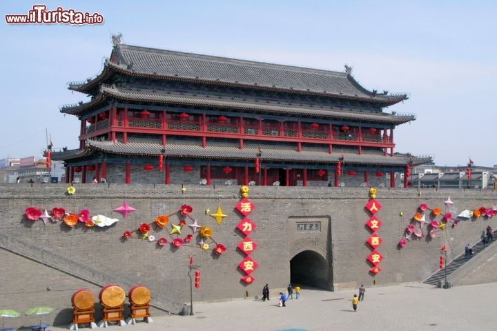 Città murata di Xian in Cina. 
Xi'an, una delle antiche capitali della Cina, è circondata ancora oggi dalle mura erette durante il periodo Ming, nella seconda metà del 1300. La muraglia è davvero imponente e per rendersene conto basta dare un'occhiata alle sue dimensioni: ha un'altezza di 12 metri, una larghezza compresa tra 15 e 18 metri e si snoda per oltre 14 chilometri di lunghezza  - © Amy Nichole Harris / Shutterstock.com
