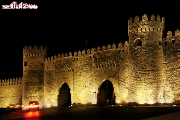 La città merlata di Baku in Azerbaijan
Ecco un’altra città fortificata che meriterebbe più cura e attenzione. A Baku, in Azerbaijan, le antiche mura regalano un’atmosfera irreale alla città moderna: sembra che qualcosa sia fuori posto, ma non è una sensazione spiacevole. I pietroni del centro fortificato, dopo secoli di servizio militare, oggi servono a ricordare il passato dell’Azerbaijan e a raccontare la storia di Baku. Peccato che lo scorrere dei secoli, con il suo carico di guerre e calamità naturali, stia lentamente rovinando questa meraviglia Patrimonio dell’Umanità - © JM Travel Photography / Shutterstock.com