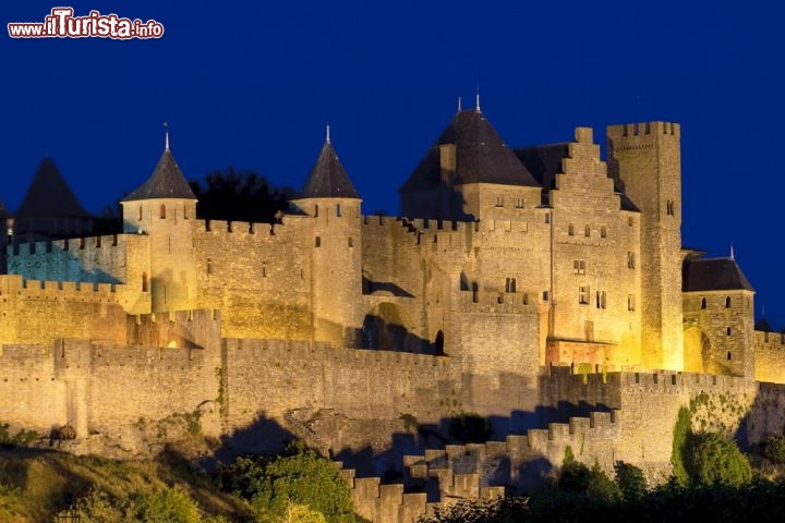 Cittadella fortificata di Carcassonne in Francia
La storia delle mura di Carcassonne non è stata sempre rosea. Quando il Trattato dei Pirenei del 1659 mutò il confine tra Spagna e Francia, la città perse importanza militare e entrò in una fase di lento degrado. Al governo francese passò per la testa di demolirla, ma si levarono energiche proteste: Jean-Pierre Cros-Mayrevielle e Prosper Mérimée, rispettivamente storico e scrittore, si batterono pubblicamente per evitare lo scempio e proteggere la fortezza. Ebbero la meglio: l’architetto Viollet-le-Duc si occupò della rimessa a nuovo della vecchia Carcassonne, che nel 1997 fu aggiunta alla lista dei Patrimoni dell’Umanità dell’UNESCO. La doppia cerchia muraria e le 53 torri cittadine si levano impettite oggi come nel medioevo, accompagnando i turisti in un viaggio nel tempo - © javarman / Shutterstock.com