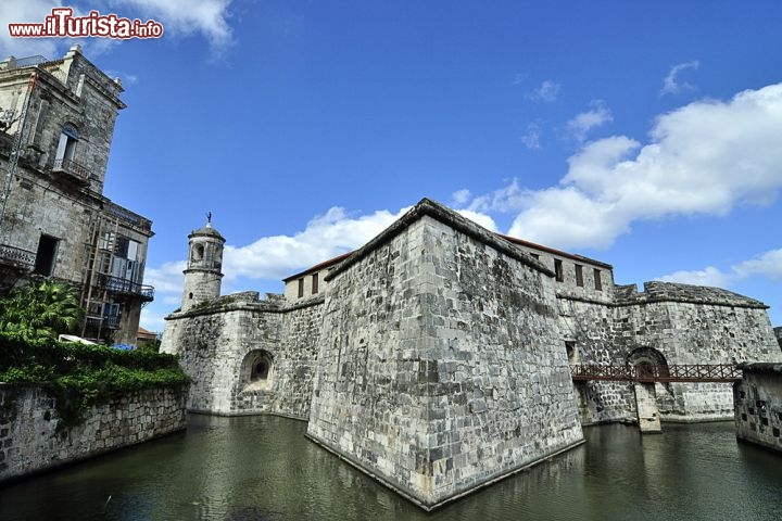Fortificazioni UNESCO a L'Avana, Cuba
L’Avana Vecchia è appartenuta alla Corona di Spagna per oltre 4 secoli, guadagnando un bel mix architettonico di elementi indigeni ed europei, che oltre a simboleggiare la potenza dell’impero dovevano proteggere la città dagli attacchi. A questo servivano il Castillo del Morro, dominante sulla baia, la grande fortezza de la Cabana e quella di San Salvador de la Punta, che di notte era collegata al Castillo mediante grosse catene per evitare l’ingresso al porto di navi nemiche. L’estremità orientale del porto è invece occupata dal Castillo de la Real Fuerza, considerato il più antico del continente americano. L’austerità delle fortificazioni e l’impeto blu dell’oceano nella capitale di Cuba creano un contrasto emozionante, che sembra riemergere da un tempo lontano. Il passato è riportato in vita ogni sera, alle ore 21, quando dalla fortezza de la Cabana viene sparato un colpo di cannone, il “Canonazo de las nueve”. - © valeriiaarnaud / Shutterstock.com 