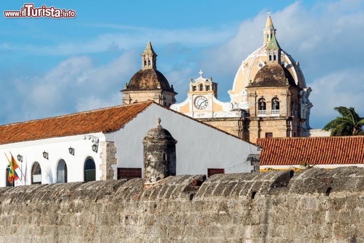 Fortificazioni a Cartagena in Colombia 
In Sud America è Cartagena de Indias, nel nord della Colombia, a meritare l'ingresso in questa raccolta di città murate. Fondata nel '500 dai conquistadores spagnoli, è stata dotata di una fortezza e di imponenti mura per evitare gli attacchi dei pirati - © Jess Kraft / Shutterstock.com