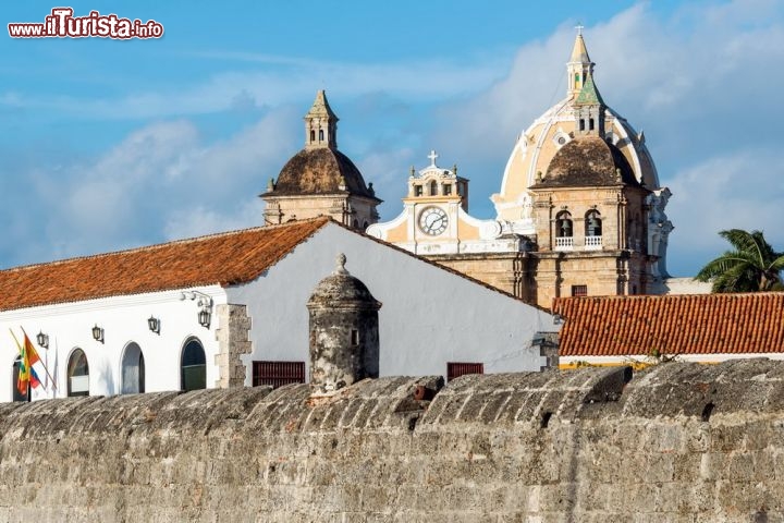 Fortificazioni a Cartagena in Colombia 
In Sud America è Cartagena de Indias, nel nord della Colombia, a meritare l'ingresso in questa raccolta di città murate. Fondata nel '500 dai conquistadores spagnoli, è stata dotata di una fortezza e di imponenti mura per evitare gli attacchi dei pirati - © Jess Kraft / Shutterstock.com