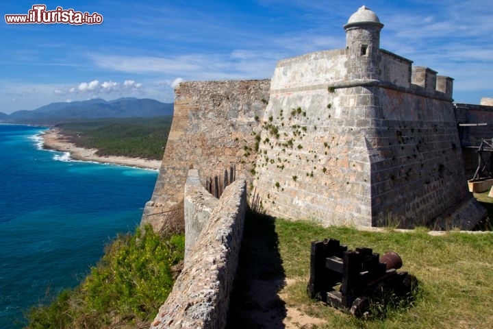 Fortificazioni a Santiago de Cuba
Le fortificazioni di Santiago de Cuba, la ex capitale dell'isola di Cuba, in particolare il Castello di San Pedro de la Roca, dovevano scoraggiare i pirati. Oggi, anziché respingere, affascinano con quelle grosse pietre arse dal sole e schiaffeggiate di salsedine, disposte secondo i principi architettonici del Rinascimento italiano. - © claffra / Shutterstock.com