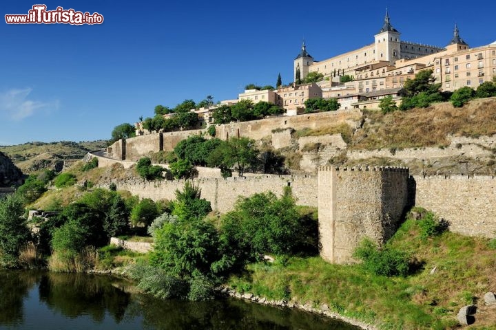 La città fortificata di Toledo in Spagna
Anche il centro storico di Toledo, in Spagna, è circondato da una cinta muraria molto ben conservata. La città sorge in altura ed è naturalmente protetta per tre quarti dal corso del fiume Tago. A fare il resto l'efficace sistema di difesa eretto nel corso del medioevo.Questa città è un vero gioiello dell'Europa, ma che viene spesso trascurato dai turisti.  Toledo ha invece molto da offrire dato che è una delle antiche capitali dell'impero spagnolo. La storia di questa città risale ai tempi dei romani, ma non è stata certo una storia tranquilla: la caduta dell'Impero Romano portò all'arivo dei Visigoti, ma questi lasciarano il passo al dominio musulmano con la conquista araba, poi infine arrivè nel 1085 la Reconquista Cristiana di Toledo. Da allora fu capitale dell'impero spagnolo fino alla metà del 1500, quando la corte si trasferì a Madrid. Le sue mura sono davvero spettacolari, essendo formate da una doppia cerchia. I bastioni non circondano completamente il centro: non perchè siano andati perduti, ma perchè gli altri lati della città sono protetti natauralmente, in quanto sono a strapiombo sul letto del fiume Tago - © Andrey Lebedev / Shutterstock.com