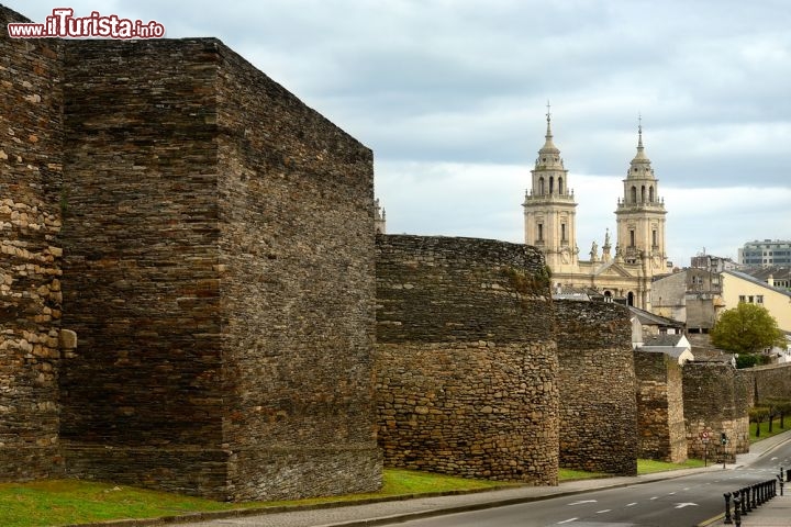 Le mura di Lugo in Galizia, Spagna
Le mura di Lugo, nella comunità autonoma della Galizia, sono un esempio unico al mondo: è difficile trovare una fortificazione del I sec. a.C. così ben conservata, e l’UNESCO l’ha premiata nel 2000 con l’ingresso tra i siti Patrimonio dell’Umanità. Oggi la città della Spagna nord-occidentale ospita quasi 100 mila abitanti, ma subito dopo il periodo romano, quando era stata fondata in onore di Augusto, Lugo era stata completamente abbandonata. Nel Medioevo passò da città fantasma a luogo di ritiro spirituale, abitata principalmente da membri del clero, e nel 1129 fu eretta la cattedrale romanica dedicata a Santa Maria “degli occhi grandi”. Ancora oggi è meta di pellegrinaggio, poiché espone al pubblico un’ostia consacrata per tutto l’arco del giorno, come si intuisce dal calice con l’ostia nello stemma della città. - © Rodrigo Garrido / Shutterstock.com