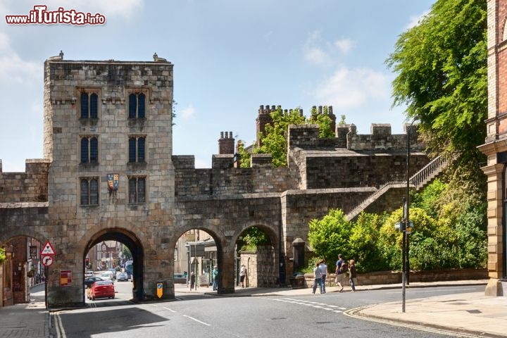 Le mura di York in  Inghilterra
La città di York, nel nord dell'Inghilterra, è il più bell'esempio di città murata del Regno Unito. Il nucleo medievale è interamente circondato da mura, risalenti al 12°-14° secolo.   - © WDG Photo / Shutterstock.com