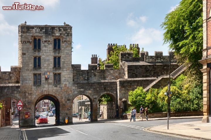 Le mura di York in  Inghilterra
La città di York, nel nord dell'Inghilterra, è il più bell'esempio di città murata del Regno Unito. Il nucleo medievale è interamente circondato da mura, risalenti al 12°-14° secolo.   - © WDG Photo / Shutterstock.com