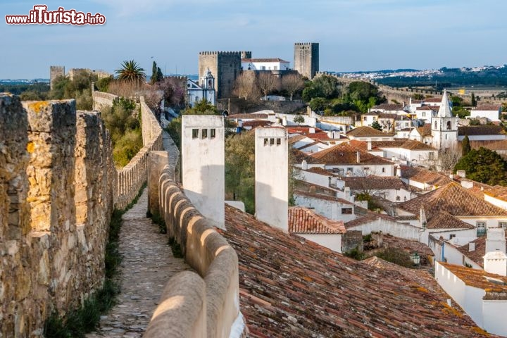 Le mura di Obidos in Portogallo
Óbidos è uno dei gioielli dell'offerta turistica del Portogallo. Questo piccolo centro del distretto di Leiria sorge su un'altura ed è dominato da un incantevole castello risalente al 13° secolo circondato da mura. - © David Ionut / Shutterstock.com