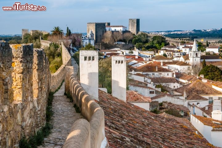 Le mura di Obidos in Portogallo
Óbidos è uno dei gioielli dell'offerta turistica del Portogallo. Questo piccolo centro del distretto di Leiria sorge su un'altura ed è dominato da un incantevole castello risalente al 13° secolo circondato da mura. - © David Ionut / Shutterstock.com