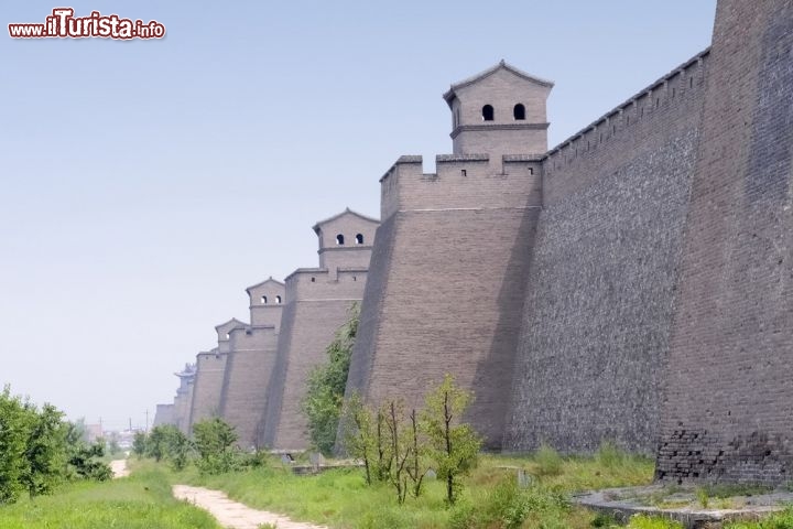 Mura difensive di Pingyao in Cina
Quando l’imperatore Hongwu, nel 1370, fece costruire le mura possenti di Pingyao, non sapeva che l’UNESCO le avrebbe giudicate un capolavoro qualche secolo dopo. A lui interessava che facessero il loro dovere, proteggendo la città cinese della provincia di Shanxi, a 700 da Pechino. La cinta muraria di Pingyao, che fu a lungo il centro economico più importante del paese, ha sei porte disposte “a tartaruga”: una a nord e una a sud, come la testa e la coda dell’animale, e le altre quattro distribuite a est e ovest, come due paia di zampe anteriori e posteriori. La struttura è titanica: sei chilometri di lunghezza e 12 metri d’altezza, un fossato profondo 4 metri e 76 torri di vedetta lungo il perimetro, tanto per essere sicuri di non farsi sfuggire nulla - © Hung Chung Chih / Shutterstock.com