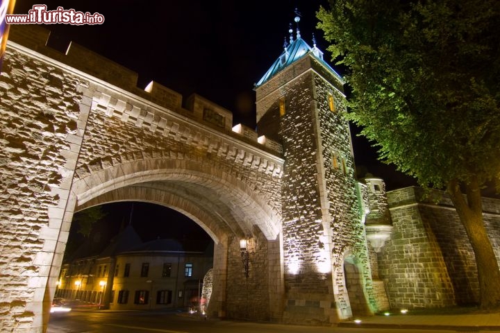 Mura a difesa delle Ville de Quebec, in Canada. 
Nelle Americhe, a nord del Messico, esiste un solo centro fortificato. È quello di Québec City in Canada, che dal 1985 è entrata a far parte della lista UNESCO dei Beni Patrimonio dell’Umanità. La sua particolarità sta nel sapore squisitamente europeo, che nel 1608, ad opera del fondatore francese Samuel de Champlain, andò a sostituire l’atmosfera indigena del preesistente villaggio di Stadacona. La città è molto estesa, ma il nucleo antico è un gioiello abbracciato dalle mura, con bastioni possenti e un bel ripieno di palazzi storici. Varcare una delle quattro porte, ad esempio la Porta di Saint-Jean, significa mettere piede in un’epoca dimenticata. A ricordarvela troverete tanti musei, un forte francese e la Basilica di Notre-Dame-de-Québec, dove sono sepolti i quattro governatori della Nouvelle France. - © Thomas Rejzek / Shutterstock.com