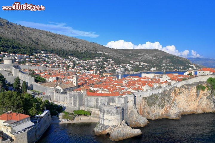 Percorso delle mura di Dubrovnik in Croazia
Sul mare della Croazia si stagliano le pareti calcaree di Dubrovnik, l'antica Ragusa, città croata di 43 mila abitanti, in un contrasto pittoresco di turchesi e pietra chiara. Incastonata lungo la costa della Dalmazia, la cosiddetta “perla dell’Adriatico” vanta una delle più grandi, più belle e meglio conservate cinte murarie del mondo. Le mura hanno anche retto gli attacchi dell'esercito Serbo durante l'ultima guerra balcanica, dimostrando la loro proverbiale invincibilità. Riconosciuta Patrimonio dell’Umanità dall’UNESCO, Dubrovnik è un concentrato di atmosfere antiche, profumi di mare e sapori mediterranei. - © Florin Stana / Shutterstock.com