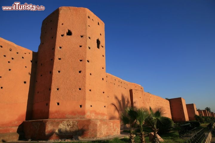 Rampart,  le grandi mura di Marrakech in  Marocco
E' una delle 4 città imperiali del Marocco, ma sicuramente è quella che ha mantenuto più intatto il fascino delle sue grandi mura di fango color ocra. I cosiddetti Ramparts di Marrakech sono ancor oggi una delle sua caratteristiche più spettacolari, e i turisti che vengono ad ammirarle consumano intere schede di memoria per cogliere in foto e video il loro antico fascino. Furono infatti erette a partire dall'inizio del 12° secolo, per proteggere la città dagli attacchi degli Almohadi, berberi, che minacciavano le popolazioni arabe. Si sviluppano per una lunghezza di 19 km e contano ben 22 porte. Tra queste, da non perdere, quella di Bab Agnaou, senza dubbio la porta principale della città, e sicuramente l'accesso più affascinante al centro storico della città rossa di Marrakech  - © irabel8 / Shutterstock.com