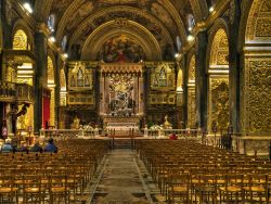 Il ricco interno della Concattedrale di San Giovanni a La Valletta