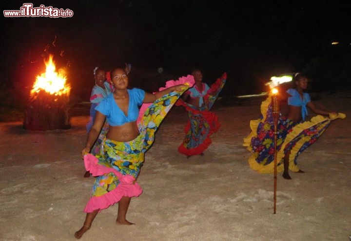 Balli tradizionali Mauritius - Balli tradizionali africani accompagnano la cena sulla spiaggia del Shanti Maurice, mentre centinaia di lanterne illuminano la notte e sul fuoco si cuociono frutti di mare e verdure del posto