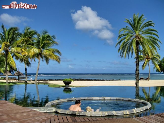 Benessere Mauritius, vasca tonda Shanti Hotel - La vasca tonda che se ne sta di fronte alla spiaggia non può competere con il vero oceano, ma la tentazione di sguazzare è forte... soprattutto se di tanto in tanto si attiva l'idromassaggio