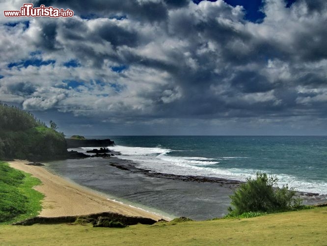 Gris Gris Beach Mauritius - La Gris Gris Beach è un'ampia baia di sabbia fine, dominata da una scogliera drammatica, situata nel sud di Mauritius presso Souillac. La scogliera, se guardata dal lato opposto, assomiglia a un volto che piange quando viene colpito dalle onde: ecco perché è conosciuta come "la roche qui pleure", cioè la roccia che piange.