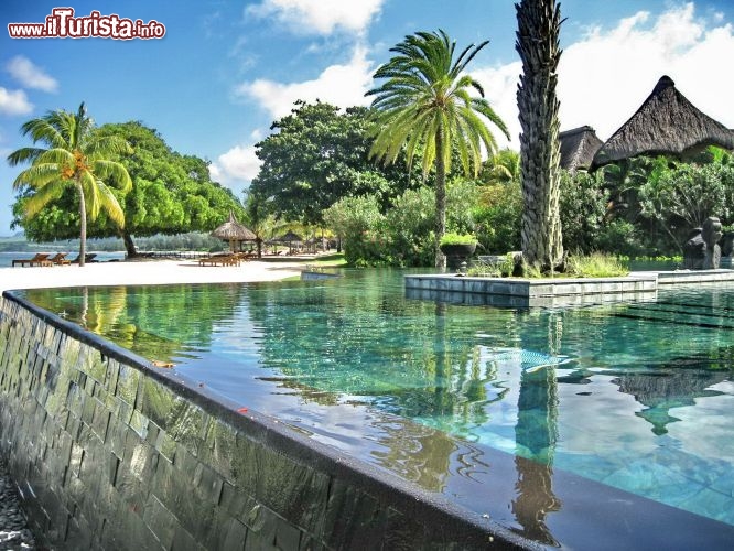 Infinity pool Hotel Shanti Maurice - La piscina del Shanti Maurice è una terrazza d'acqua che sembra fondersi con l'oceano e con il cielo