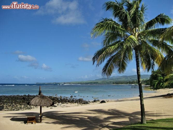 Spiaggia Shanti Maurice beach - La spiaggia dello Shanti Maurice è piatta, concava, di sabbia bianca e fine. Il fondale però è pieno di frammenti di corallo, e tra le pietre i pesci colorati si vedono ad occhio nudo, senza bisogno di immergersi